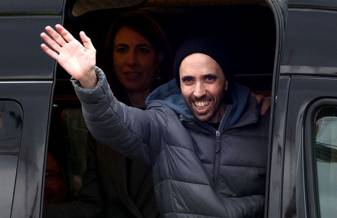 Uno de los rehenes liberados este sábado, Tal Shoham, saluda desde el helicóptero en el que fue trasladado en Israel. Foto: AFP.
