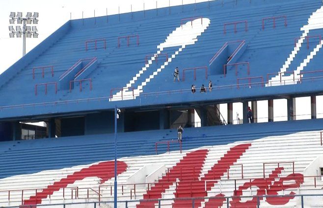 Foto: Punto penal, Canal 10. Inspección de la Guardia Republicana en las tribunas del GPC previo al clásico.