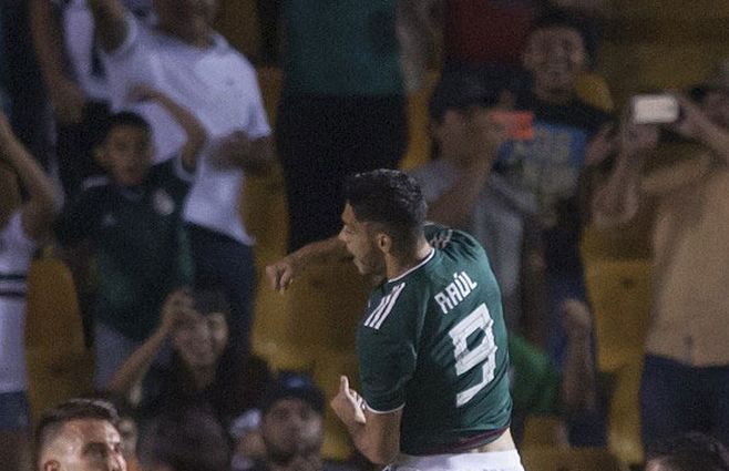 Raúl Jiménez de México celebra su gol en el partido que su selección le ganó a los ticos