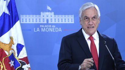 pinera pide a todos sus ministros poner sus cargos a disposicion