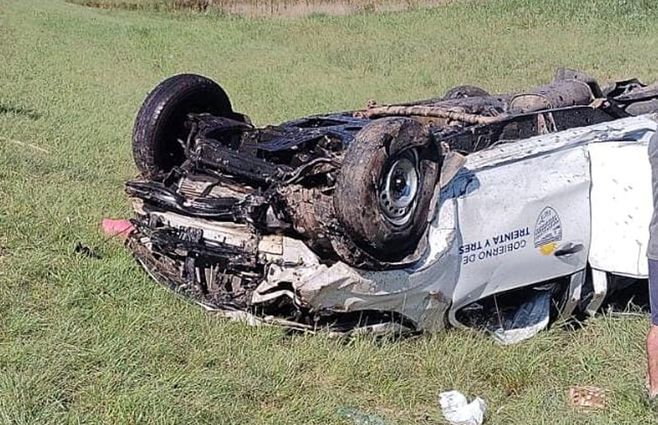 Así quedó la camioneta de la Intendencia de Treinta y Tres en la que viajaba la niña con su madre. Foto: Policía Caminera.