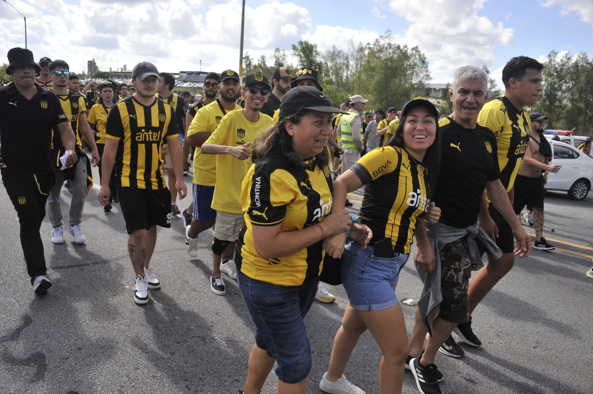 El ingreso de los hinchas de Peñarol. Foto: Foco UY