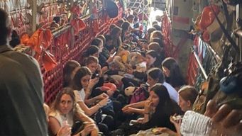 llego a madrid el primer vuelo humanitario con 80 uruguayos evacuados de israel