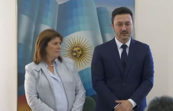 Patricia Bullrich y Luis Petri en conferencia de prensa: Foto: captura de pantalla del canal TN de Argentina.