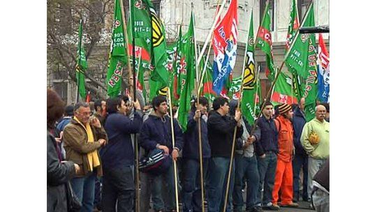 Cientos de trabajadores se movilizaron frente al Legislativo