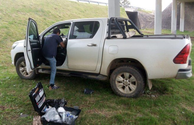 Foto: Policía de Maldonado. Camioneta hallada debajo de un puente, en ruta Interbalnearia.