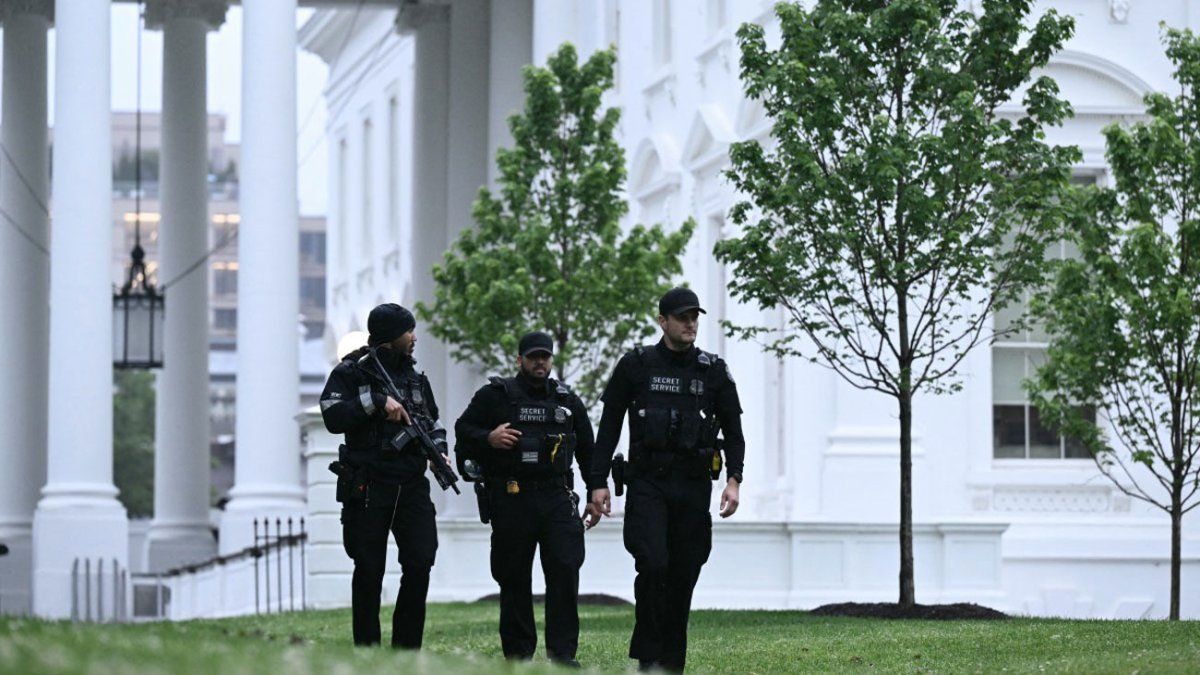 Policías, FBI y fuerzas de seguridad especiales rodean la Casa Blanca tras escuchar ráfagas de disparos en sus alrededores
