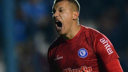 Washington Aguerre se formó futbolísticamente en Peñarol. Llegó al club desde Artigas a los 17 años. Fue ascendido a primera en 2012. Luego, el club lo derivó a préstamo a Misiones, Plaza Colonia y Cerro Largo