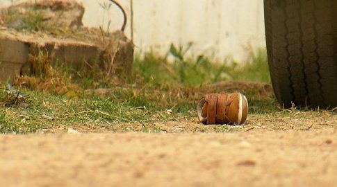 Foto: Subrayado. Champión del bebé que quedó en la escena, en el barrio El Tobogán, lindero al Cerro. También se observa un casquillo en la parte izquierda. Foto: Subrayado. Champión del bebé que quedó en la escena, en el barrio El Tobogán, lindero al Cerro. También se observa un casquillo en la parte izquierda.