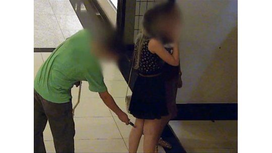 Detenido cuando fotografiaba bajo faldas de mujeres en shopping