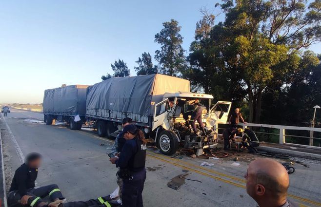 accidente-camiones-puente-arroyo-Solís-foto-caminera.jpg