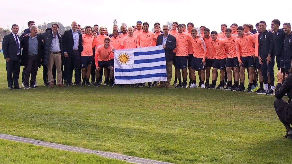 Orsi entregó el Pabellón Nacional a la selección uruguaya previo al Mundial