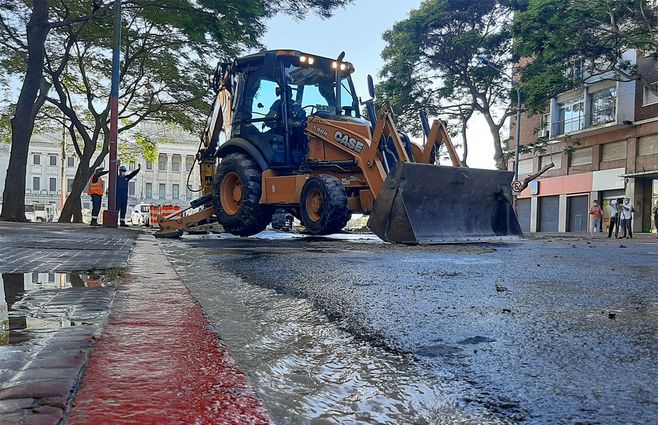 caño-roto-avenida-del-Libertador-foto-Pelu-Auyanet-piso.jpg