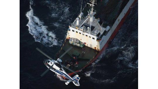 Buscan a tripulante que cayó al mar cerca de Isla de Flores