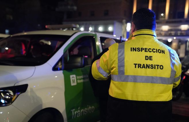 Inspectores de Tránsito de Montevideo en el operativo especial por la Noche de la Nostalgia. Foto: Publicada por la IMM en Twitter.