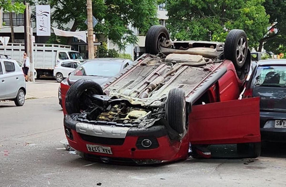 Foto cedida a Subrayado. Choque y vuelco en Pocitos. Foto cedida a Subrayado. Choque y vuelco en Pocitos.