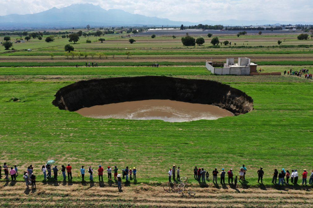 La vista aérea de un socavón que fue encontrado en un campo en Santa María Zacatapec, en el estado de Puebla, México