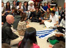 Cantos y meditación en el aeropuerto para recibir a gurú indio