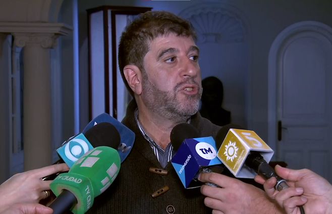 fernando-pereira-mesa-politica-frente-amplio-agua.jpg