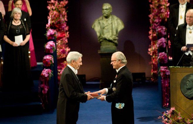 Mario Vargas Llosa recibe el Nobel de Literatura en diciembre de 2010. AFP.