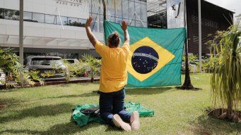 Foto: AFP. Una simpatizante de Bolsonaro muestra su apoyo afuera de la clínica privada donde el exmandatario fue operado, en Brasilia.