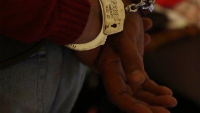atrapan a recluso fugado de prision: vivia en una carpa en la calle
