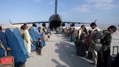 paises occidentales alertan de riesgo terrorista en aeropuerto de kabul