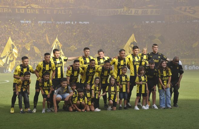 El equipo inicial de Peñarol para el clásico. Foto: Foco UY