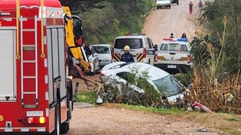 El momento en que sacan el auto. Foto: Eduardo Castro, corresponsal de Subrayado.