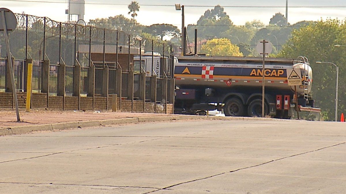 Motociclista murió al quedar debajo de un camión que dobló para ingresar a La Tablada de Ancap