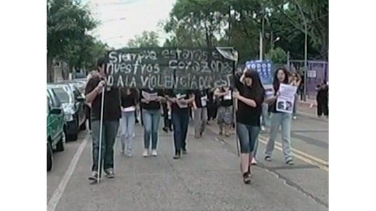 Marcha contra violencia doméstica en Salto tras muerte de docente