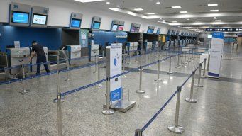 Foto: AFP. Vista de Aeroparque, vacío debido a vuelos cancelados durante paro de todo el transporte, excepto ómnibus.