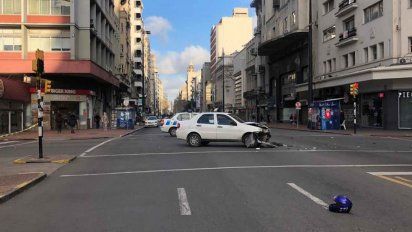 una mujer hospitalizada tras chocar contra un auto en el centro