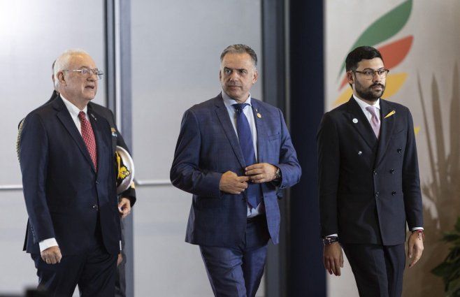 Foto: Camilo dos Santos, Presidencia. Yamandú Orsi es acompañado por el canciller Mario Lubetkin.