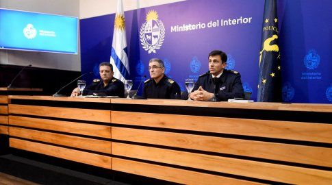 Foto: FocoUy. De izquierda a derecha: Robert Tarocco y Julio Sena (subdirectores de la Policía) y Alfredo Clavijo (jefe de Policía de Montevideo).
