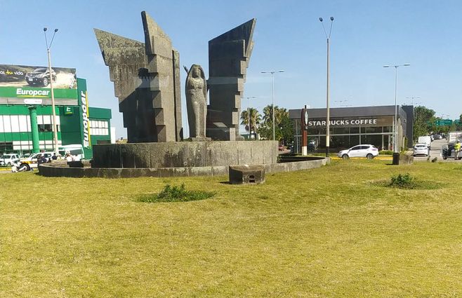 El accidente ocurrió la mañana de este martes en la rotonda frente al viejo aeropuerto de Carrasco.
