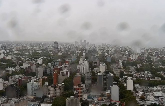 Así se ve la tormenta de este martes de tarde desde la torre de Canal 10.