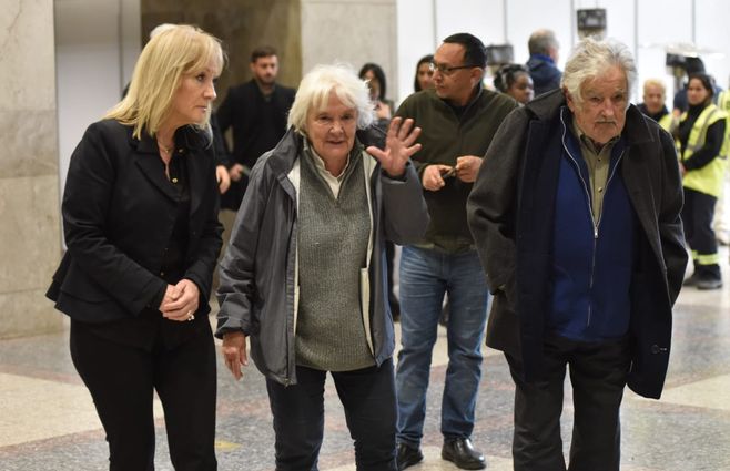 Cosse, Topolansky y Mujica en el velatorio de Mariano Arana. Foto: FocoUy-