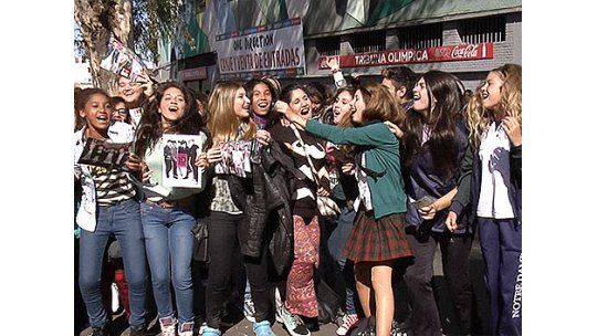 Fanáticas de One Direction deben sumar un ticket a su entrada