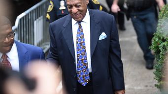 jurado de california ordeno a bill cosby a pagar usd 20 millones a una mujer de la que abuso sexualmente
