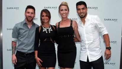 Foto: Leo Messi y Luis Suárez junto a sus esposas Antonela Roccuzzo y Sofía Balbi el día de la inauguración (Archivo).