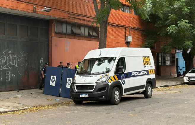 Foto: Mª. Eugenia Scognamiglio, Subrayado. Policía trabaja donde fue hallado el cuerpo en Reducto.