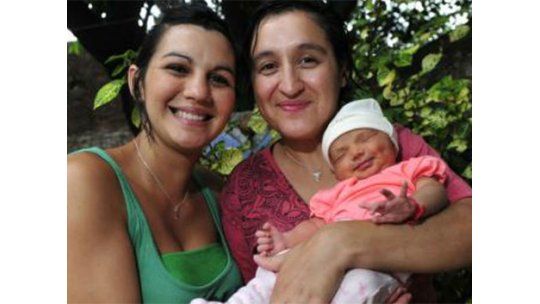 Iglesia Católica argentina bautizó a la hija de un matrimonio gay