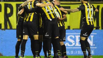 Festejo de Peñarol. Foto: Dante Fernández, FocoUy.