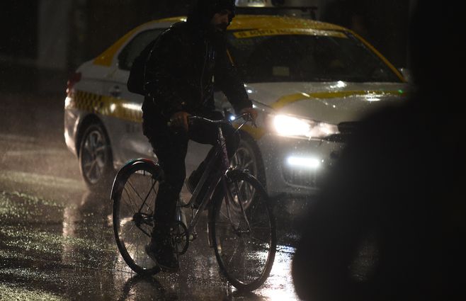 foto focouy lluvia alerta tormenta bicicleta taxi