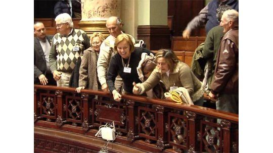 El FA aprobó ley de megaminería, hubo insultos desde las barras