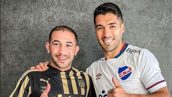 Luis Suárez y Walter Gargano, en una foto previa al clásico, cuando ofrecieron un mensaje de amistad y paz, pese a la rivalidad clásica.