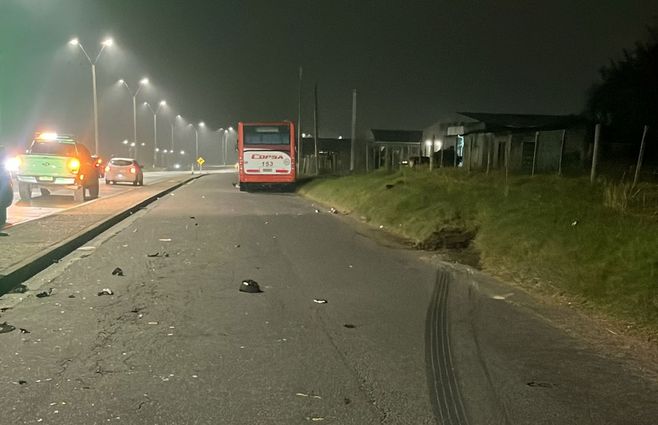 El lugar del accidente entre la moto y el ómnibus de Copsa. Foto: Policía Caminera.