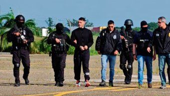Sebastián Marset en aeropuerto de Santa Cruz de la Sierra, antes de subir al avión que lo sacará de Bolivia. Foto: Secretaría Antidrogas de Paraguay. Sebastián Marset en aeropuerto de Santa Cruz de la Sierra, antes de subir al avión que lo sacará de Bolivia. Foto: Secretaría Antidrogas de Paraguay.