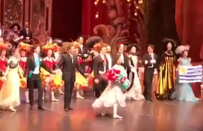 Con Ricetto a la cabeza, el elenco invita al público a cantar el hit de NTVG